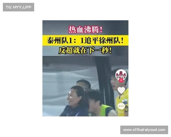 暖心一幕：比赛因球迷突发疾病暂停，双方队医均进场参与救治